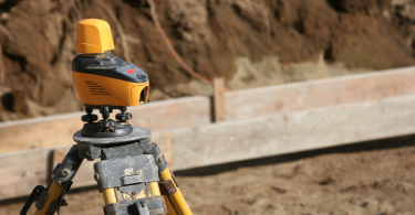 Comment choisir un niveau laser de chantier